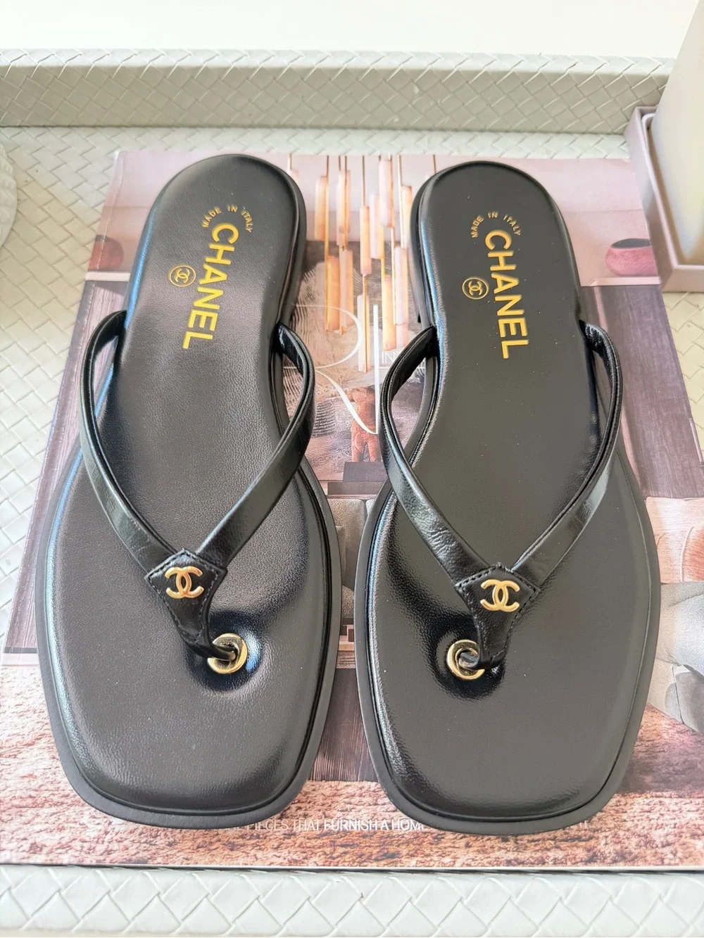 Chanel 2026 MÉTIERS D’ART Black Leather Gold CC Logo Flip Flop Slides Thong 40
